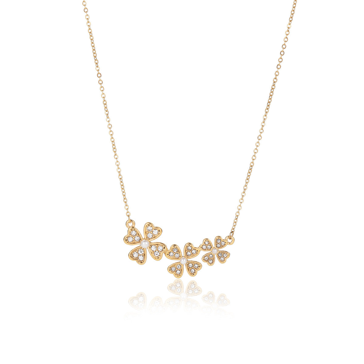 Elegante Collar con Colgante de Trébol de Cuatro Hojas en Acero de Titanio con Detalles de Zirconia y Perlas, Acabado Chapado, Delicada Cadena de Clavícula para Mujer