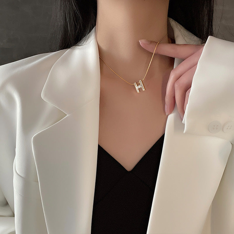 Collana con Pendente a Lettera H Minimalista in Acciaio al Titanio con Placcatura in Oro e Intarsi in Zirconi per Donna