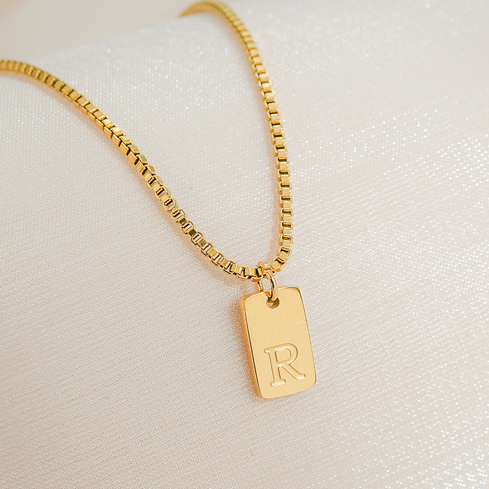 Collar con colgante de letra geométrica minimalista de acero inoxidable con baño de oro de 18 quilates para mujer