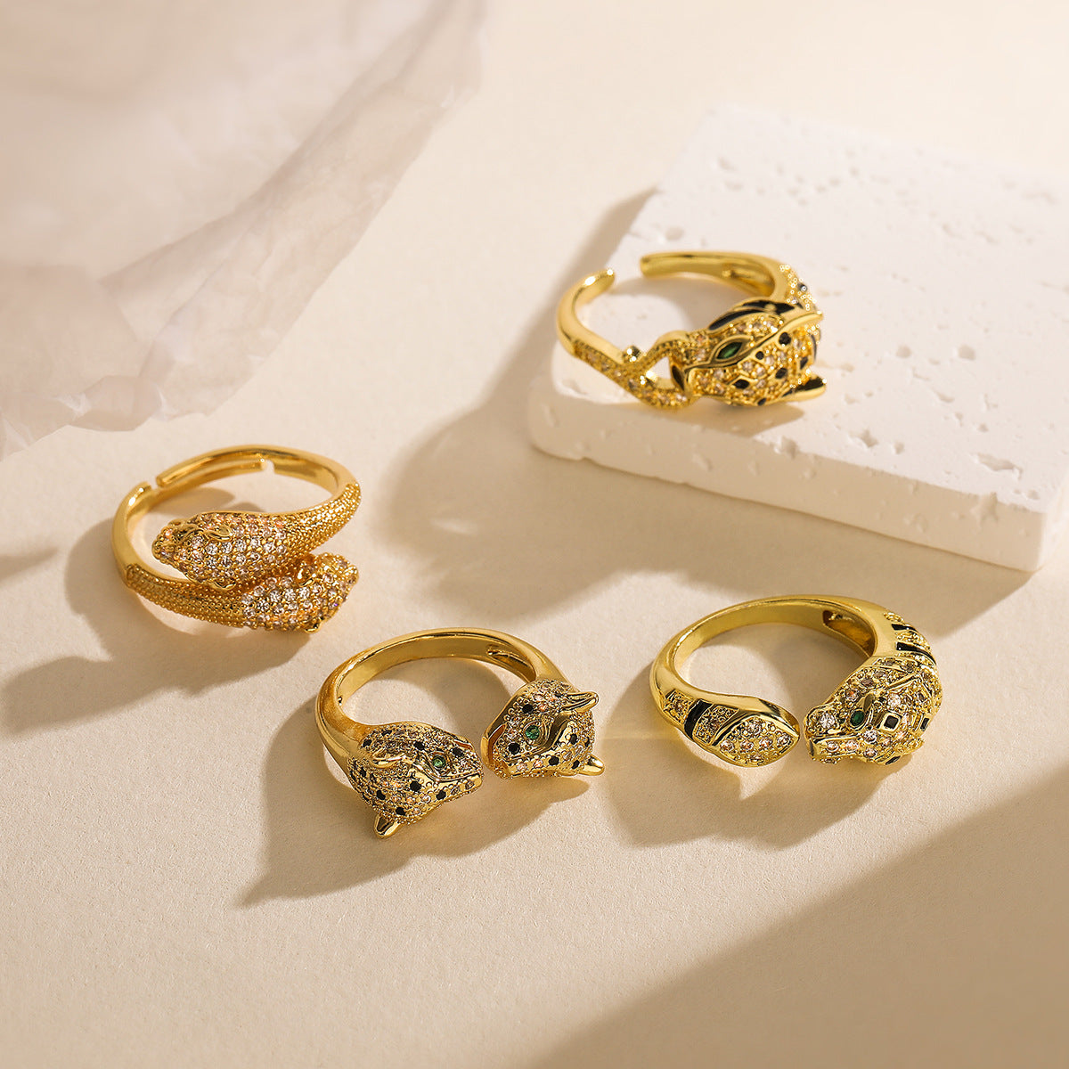 Anello in Rame Minimalista a Forma di Leopardo Placcato Oro con Zirconi Micro-Pavé da Donna