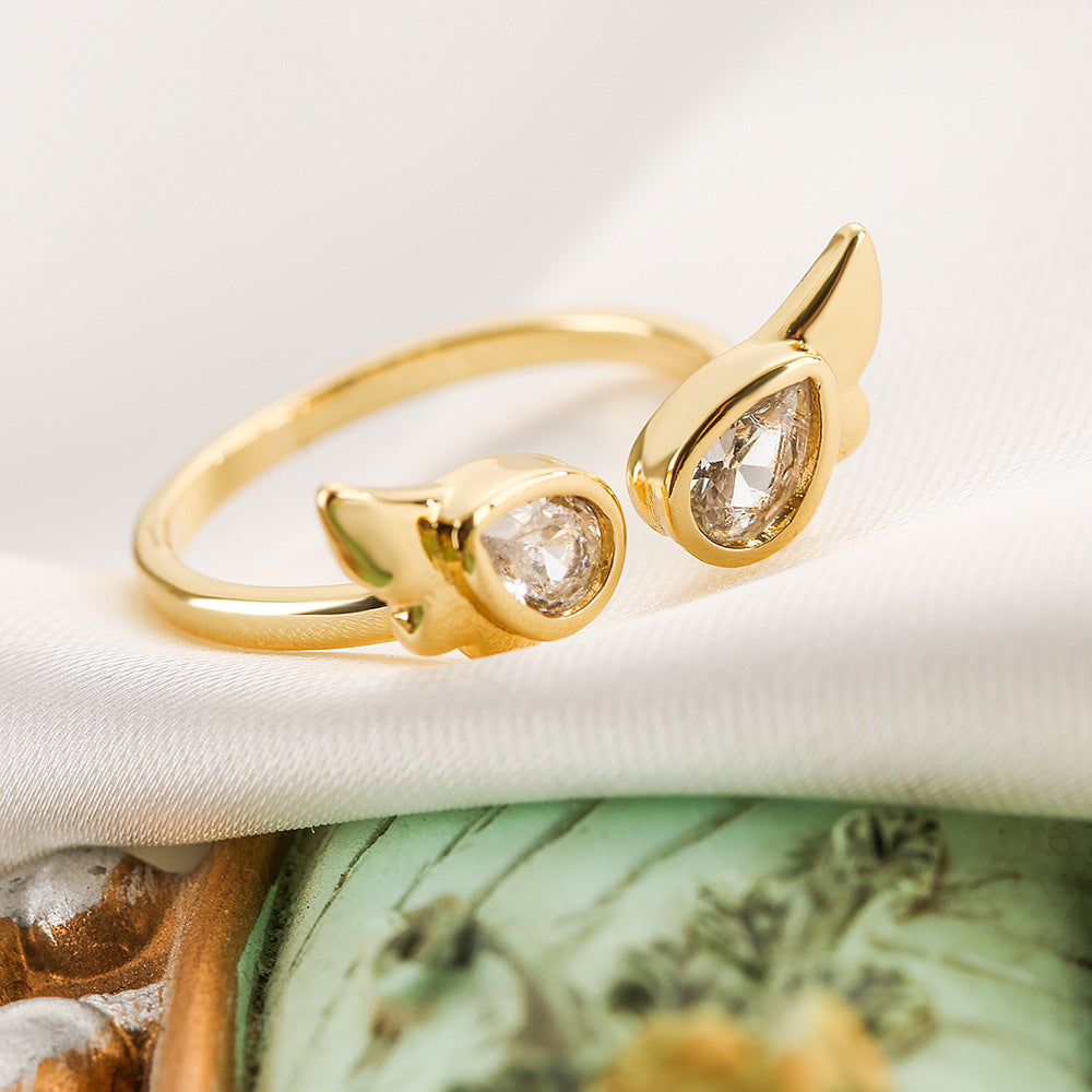 Elegante anello da donna in rame con zirconi e pavé, gioiello minimalista di tendenza
