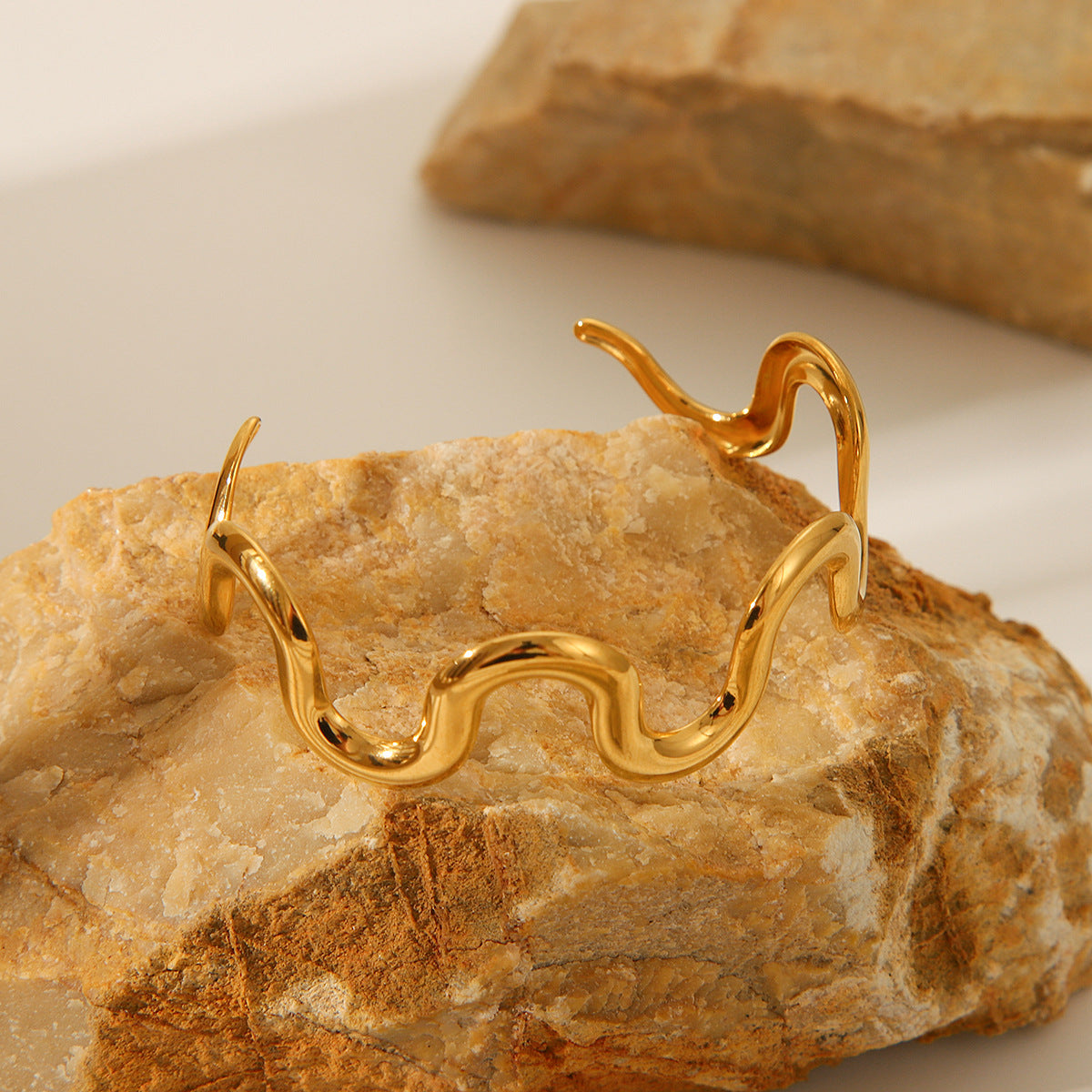 Bracciale a Onda Geometrica in Acciaio al Titanio con Placcatura in Oro 18K da Donna
