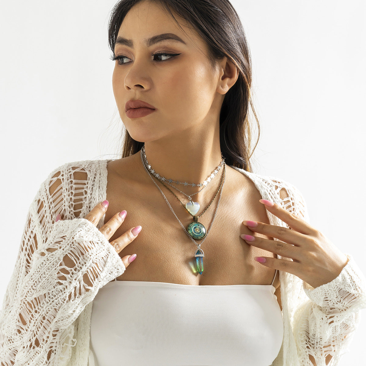 Collana vintage con ciondolo a forma di cuore con nappe di perle di cristallo su catena lunga in resina