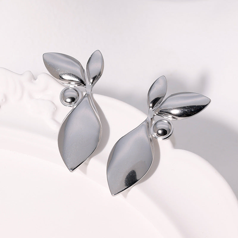 Orecchini in titanio a forma di foglia stile naturale con placcatura in oro 18 carati per donna, perno in acciaio inossidabile ipoallergenico, design lussuoso e minimalista