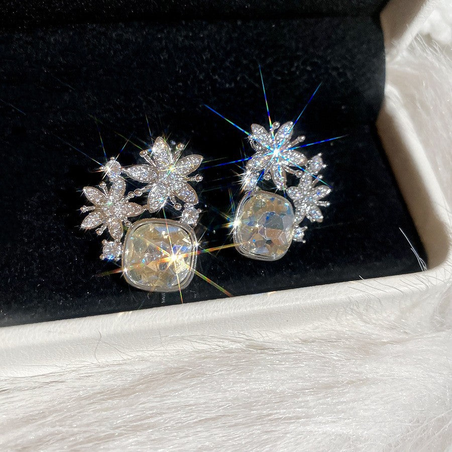 Orecchini a perno minimalisti a stella con perle e accenti di zirconi, su perni in acciaio ipoallergenico