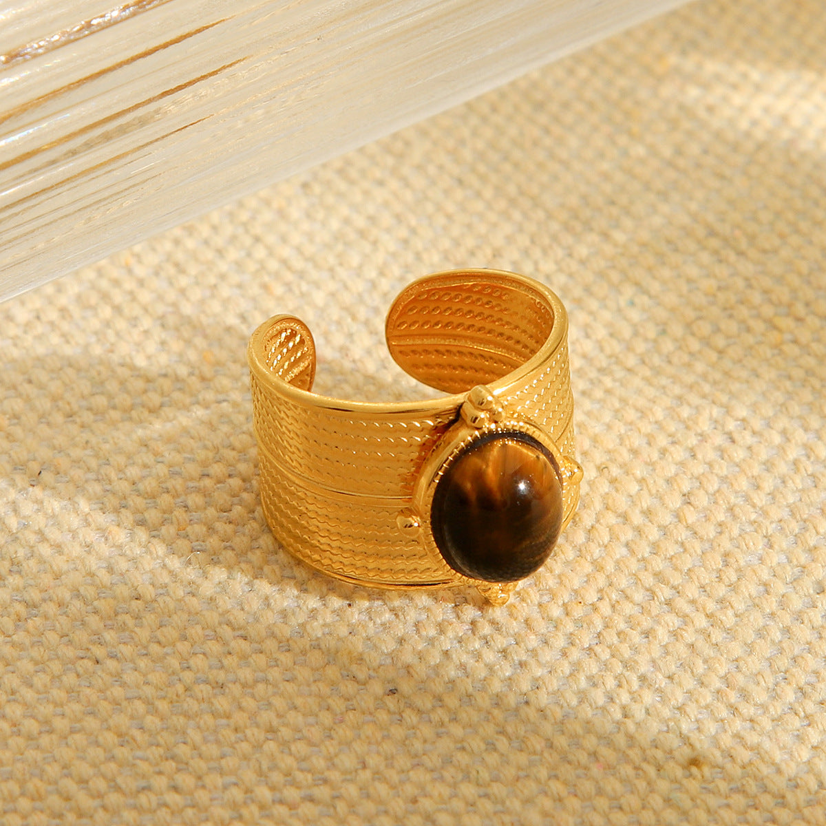 Anillo de banda ancha de acero de titanio estilo francés vintage para mujer con incrustaciones de ojo de tigre natural y baño de oro de 18K