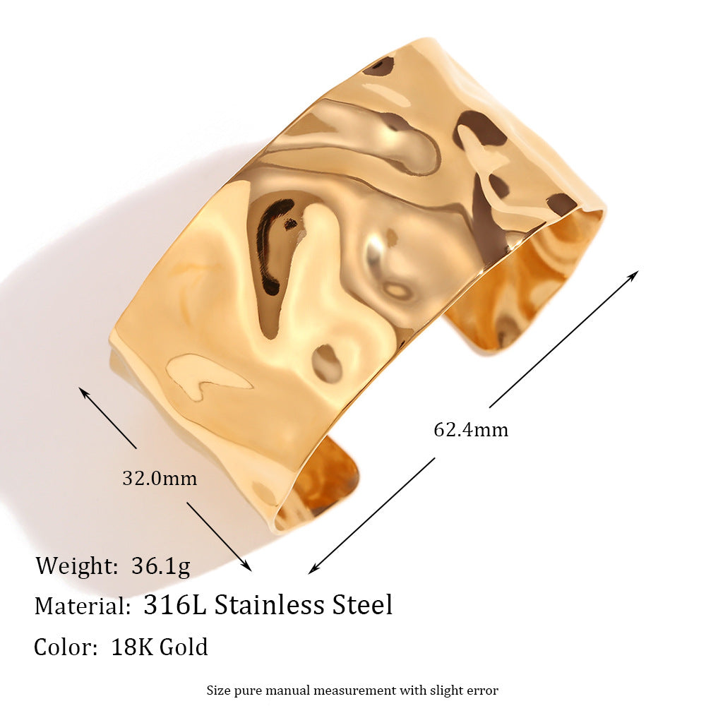 Bracciale rigido aperto minimalista geometrico con texture martellata da donna in acciaio inossidabile placcato oro 18 carati