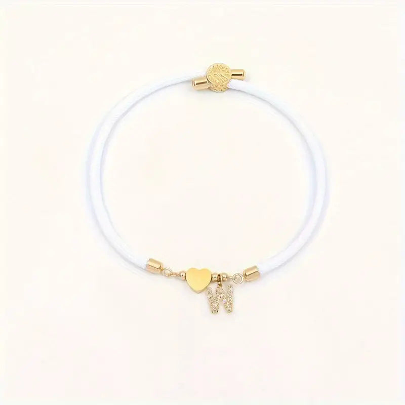 Pulsera minimalista de circonita cúbica con corazón de letra chapada en latón y cordón ajustable