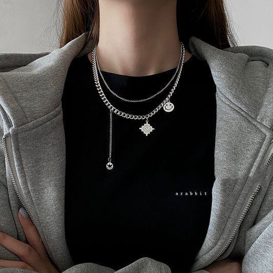 Collana con Ciondolo Sorriso Minimalista in Acciaio al Titanio Lucidato per Donne e Uomini, Collana Clavicola Stratificata con Design Geometrico