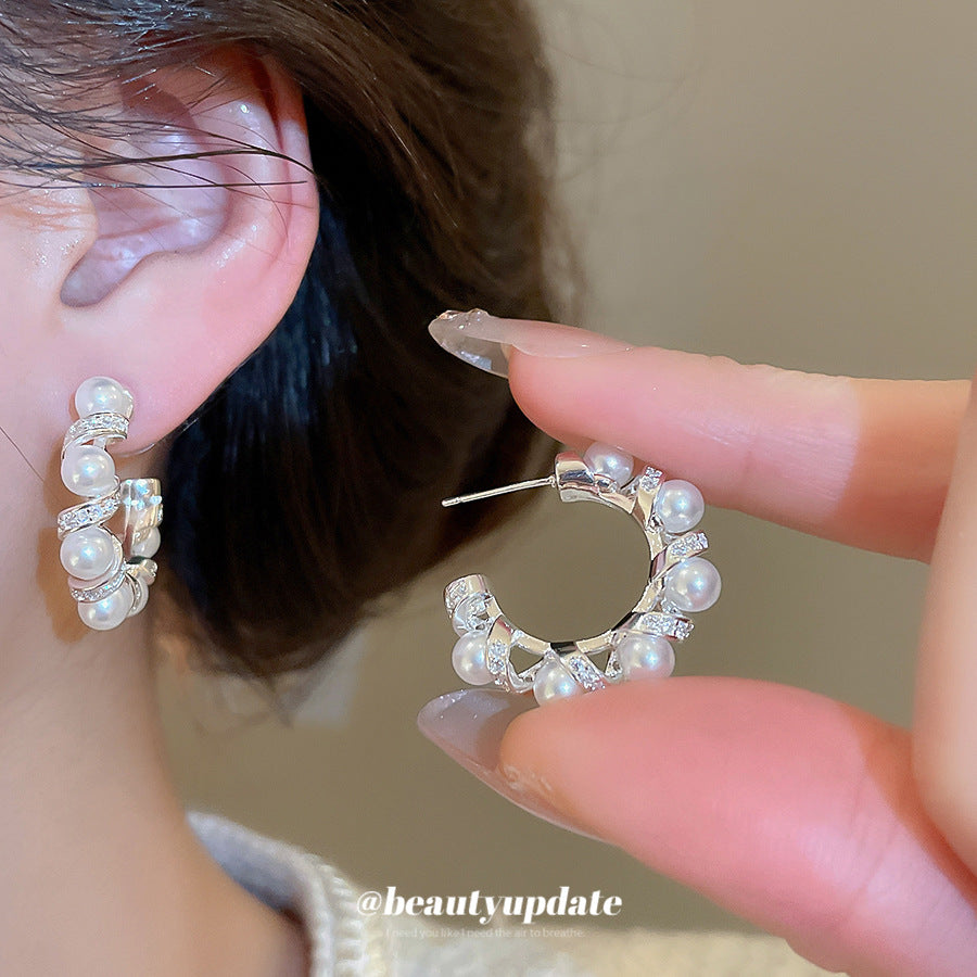 Pendientes Geométricos Minimalistas de Perlas con Incrustaciones de Circonita y Postes de Plata Bañados en Oro para Mujer