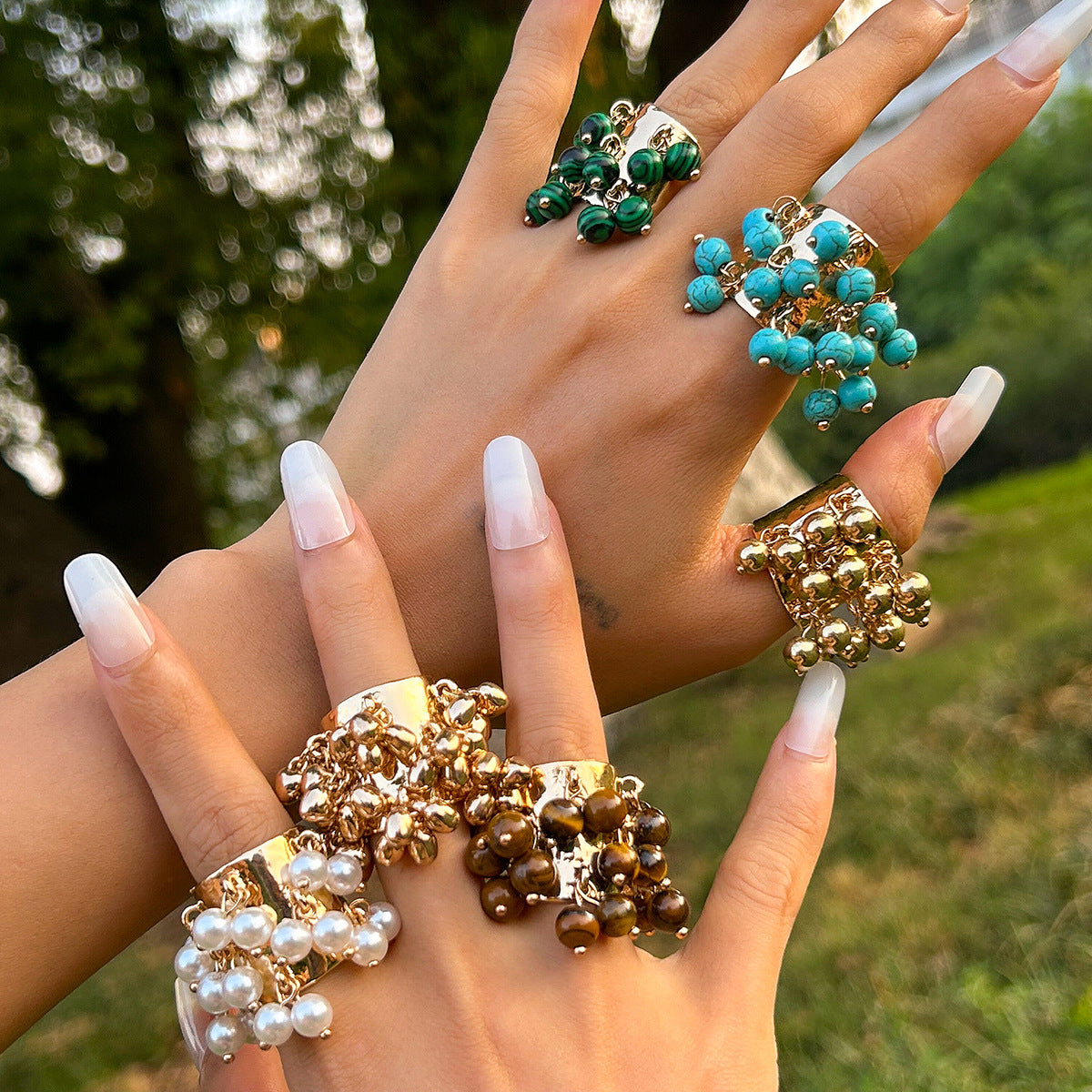 Anello statement bohémien vintage a forma di cuore con perle finte e dettaglio nappa da donna