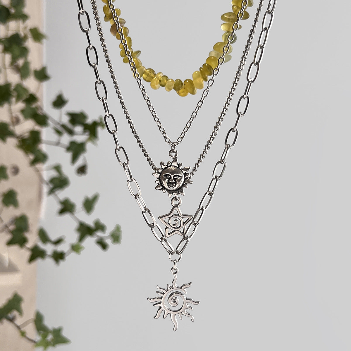 Collar con colgante de estrella irregular minimalista para mujer con aleación chapada y detalles de diamantes de imitación en cadena cruzada