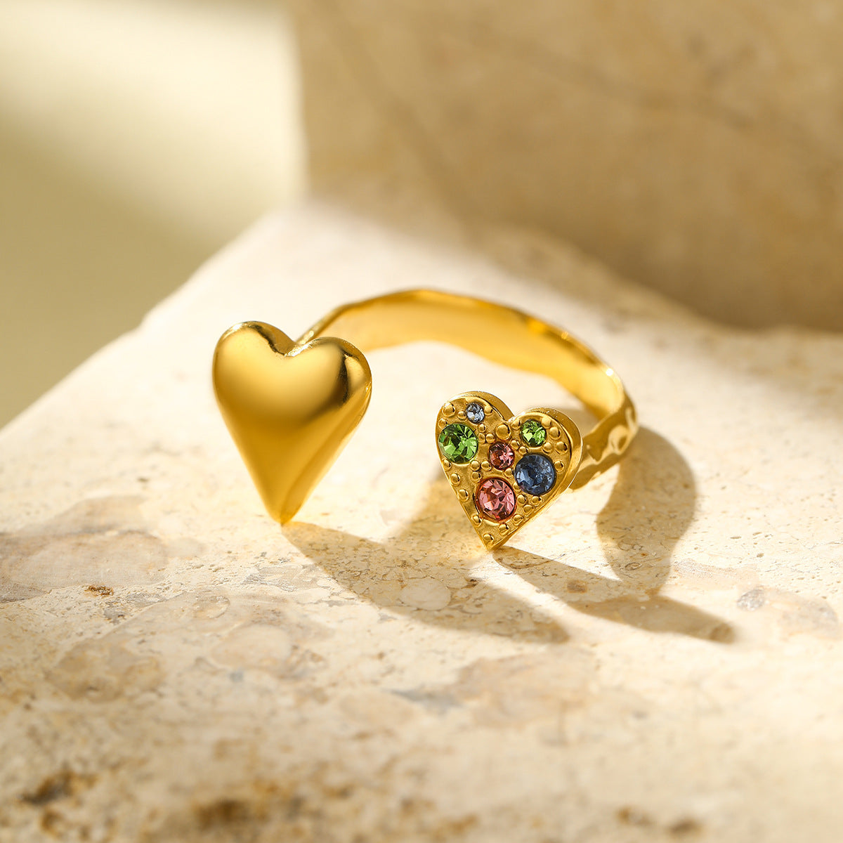 Anello da Donna Minimalista a Cuore in Acciaio Inossidabile con Intarsio in Zirconi e Finitura Placcata