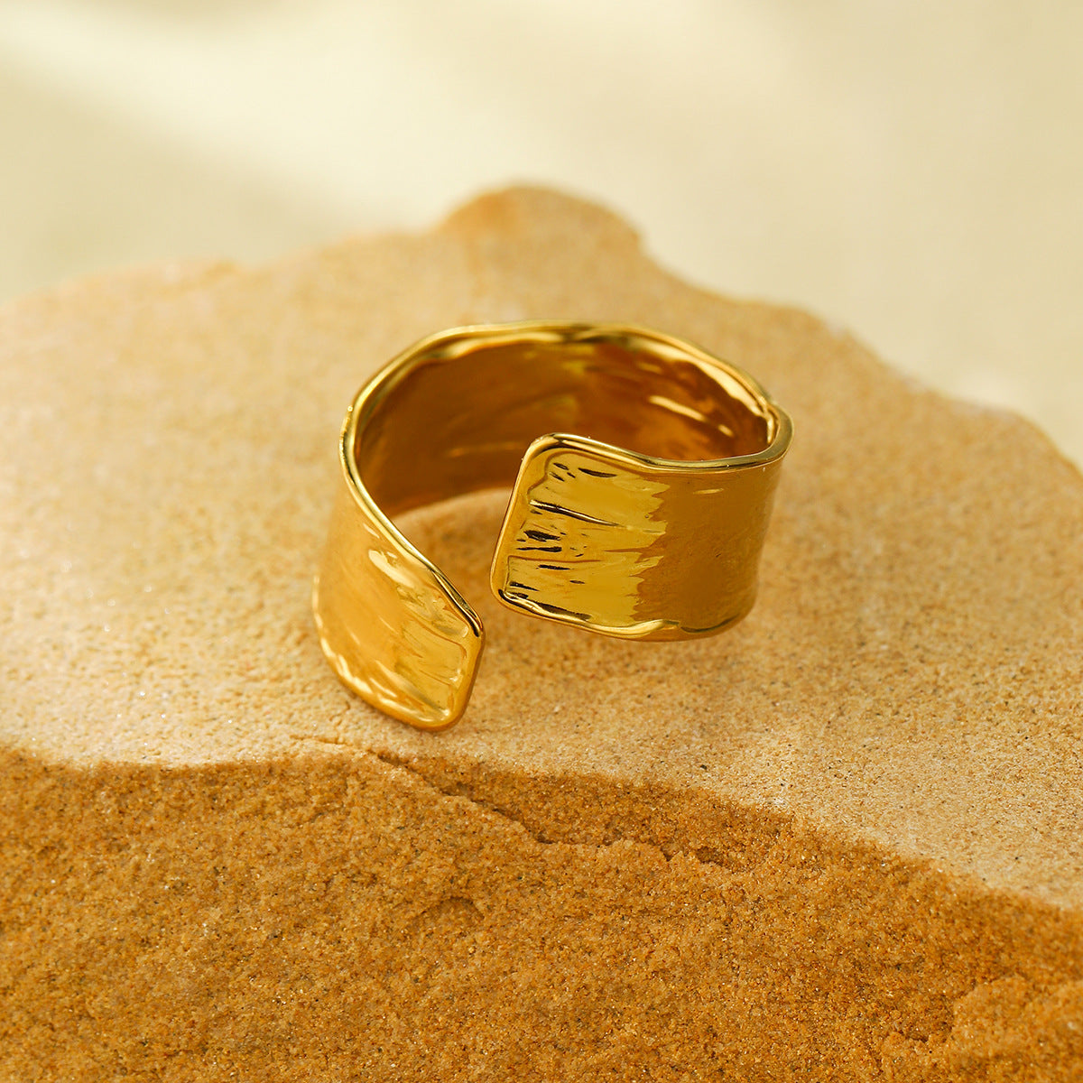 Anillo Ajustable Plisado Irregular Minimalista para Mujer en Acero Inoxidable con Acabado Chapado