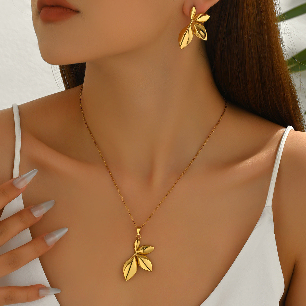 Collana lunga pendente stile geometrico da donna con goccia in acciaio al titanio e catena in lega galvanizzata