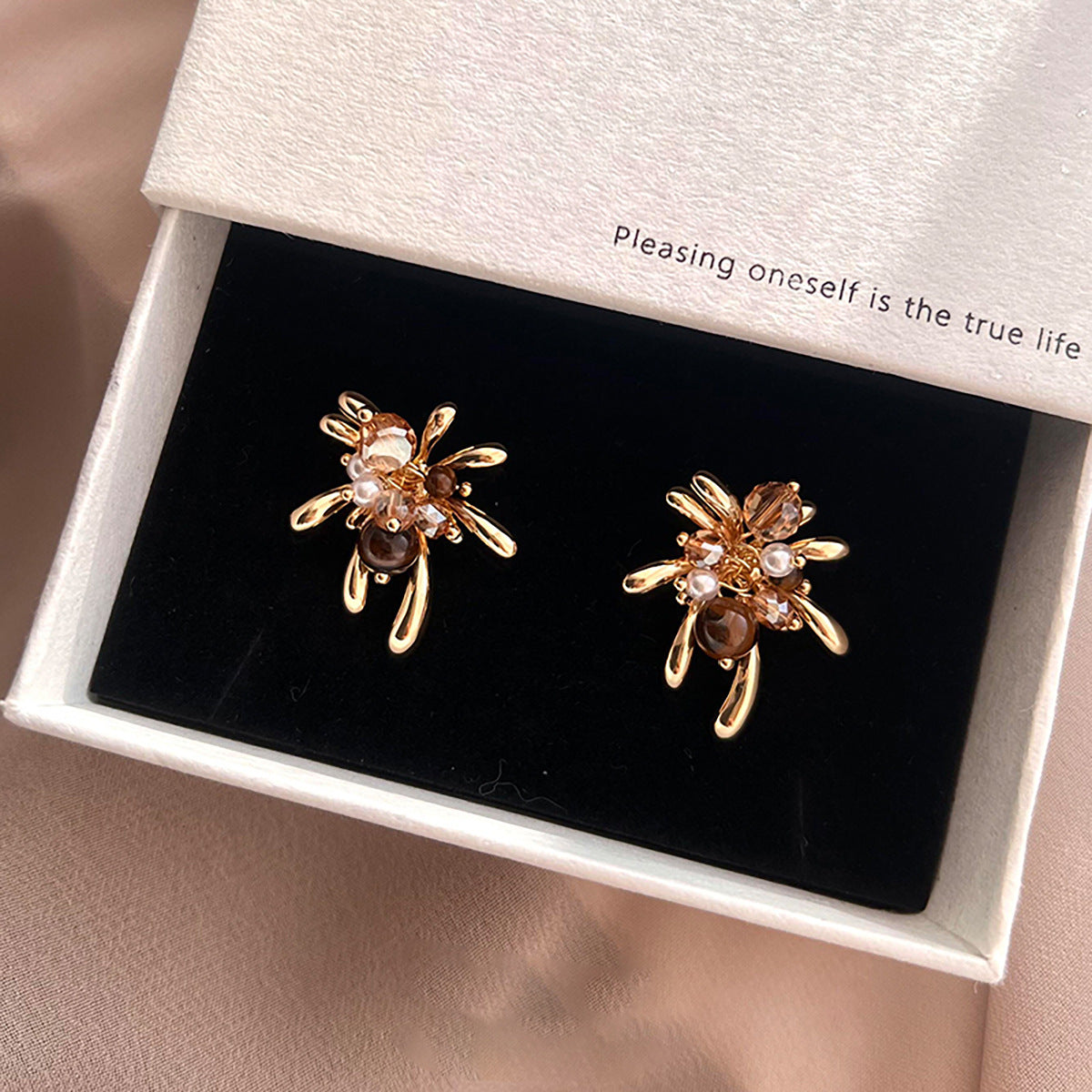 Pendientes de botón de acero chapado de estilo lujoso con perlas de imitación y detalles de ojo de tigre con diseño floral para mujer