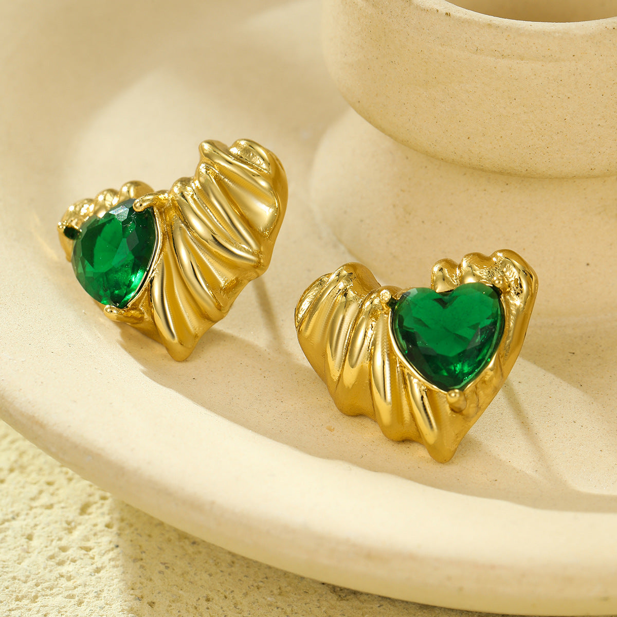Pendientes de Acero Inoxidable en Forma de Corazón Estilo Vintage con Incrustaciones de Circones y Baño de Oro de 18K