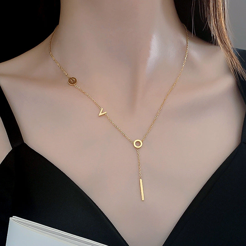 Collana a girocollo geometrica minimalista in acciaio al titanio con ciondolo floreale