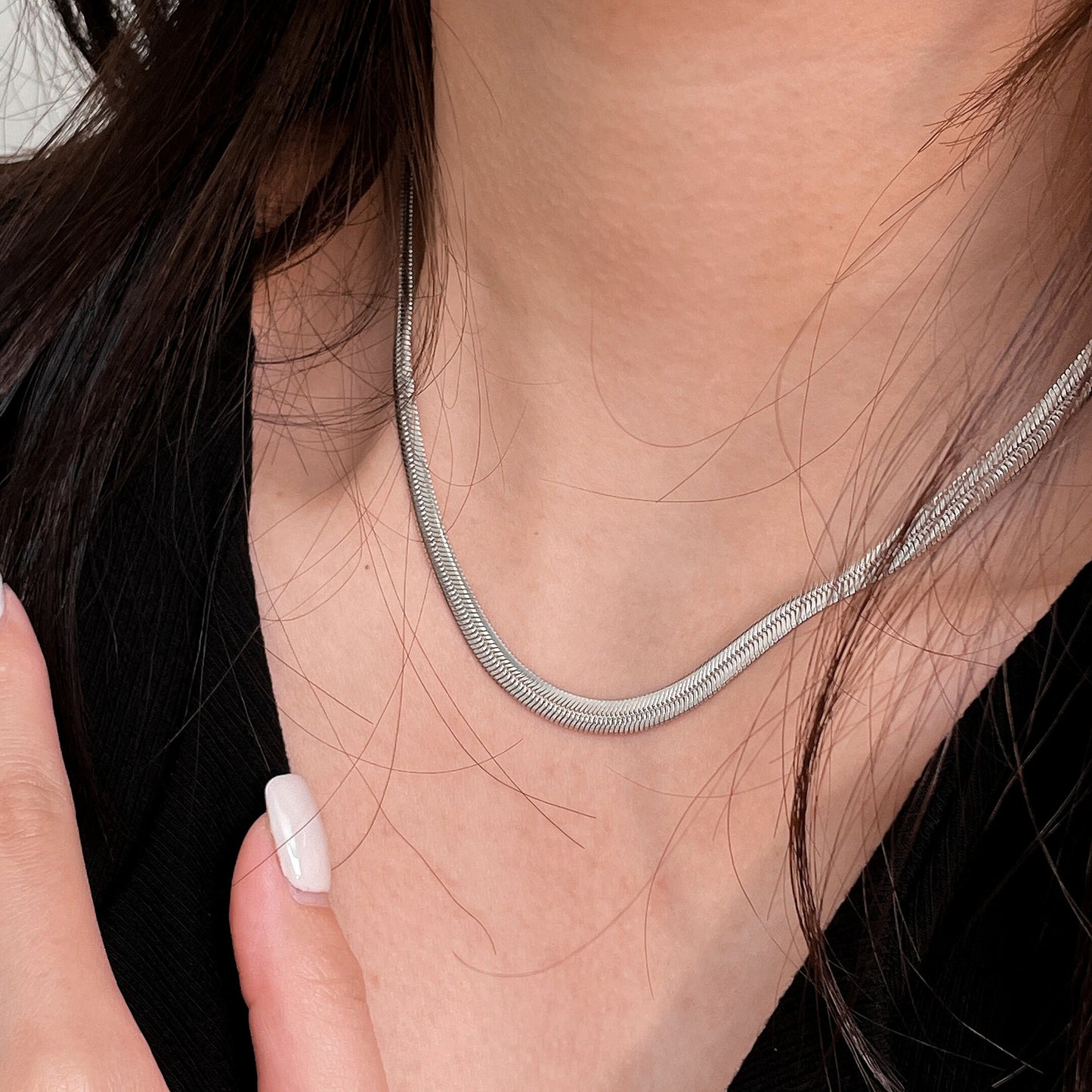 Collar minimalista de cadena de serpiente de acero de titanio en forma de U para mujeres y hombres con acabado pulido y delicado diseño estilo guardapelo