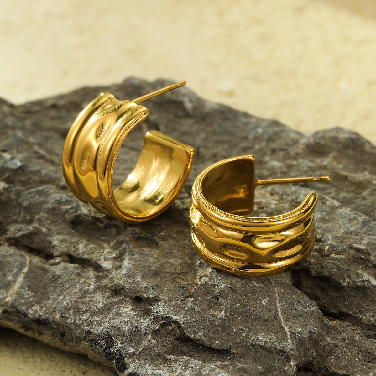 Orecchini a perno testurizzati a forma di C in acciaio inossidabile placcati in oro 18 carati, stile vintage francese