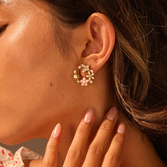 Pendientes de tuerca de lujo de acero de titanio con diseño floral, acentos de pedrería y baño de oro de 18 quilates