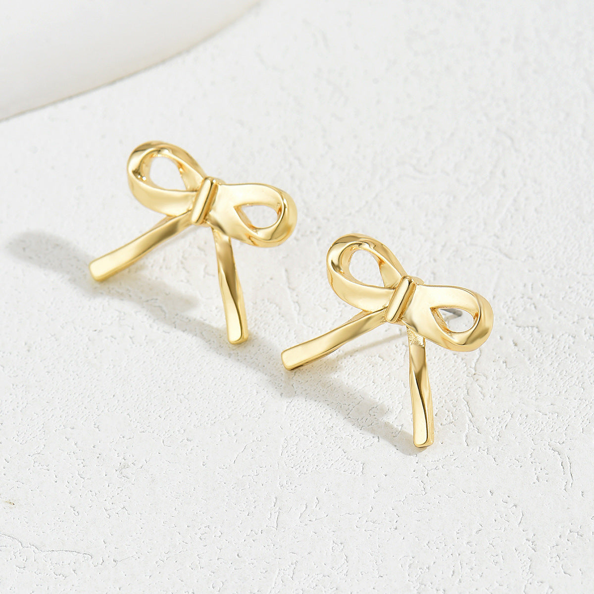 Fashion OL Bow-Shaped Alloy Stud Earrings for Women with Plating Finish, Minimalist and Versatile Design