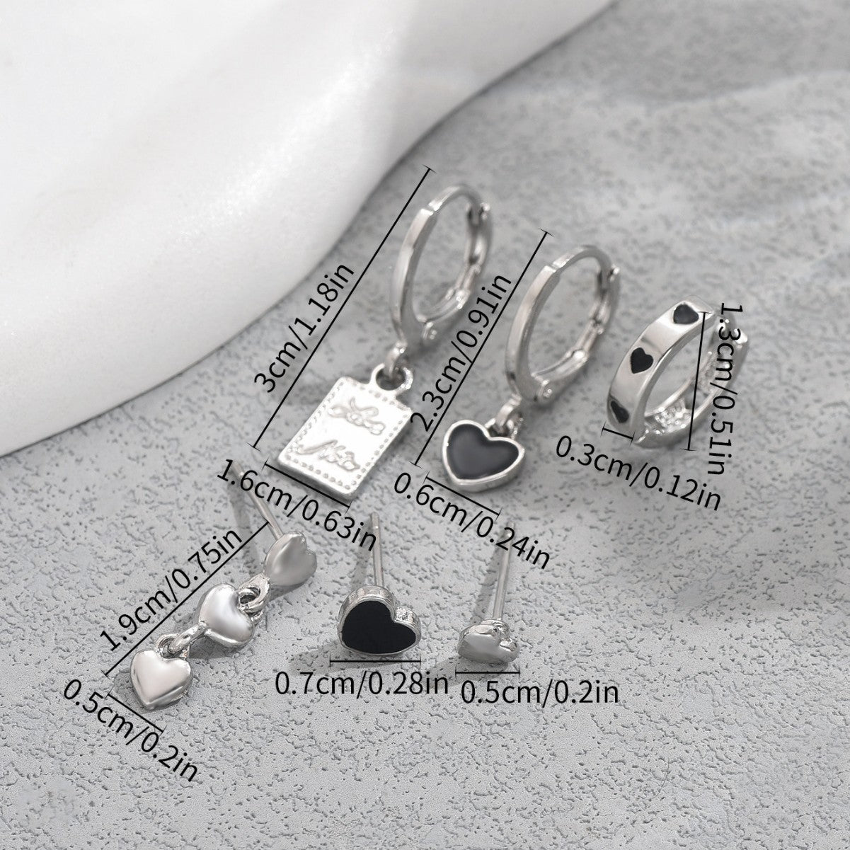 Orecchini da donna minimalisti neri stile accademico a forma di cuore smaltati con perni in acciaio inossidabile