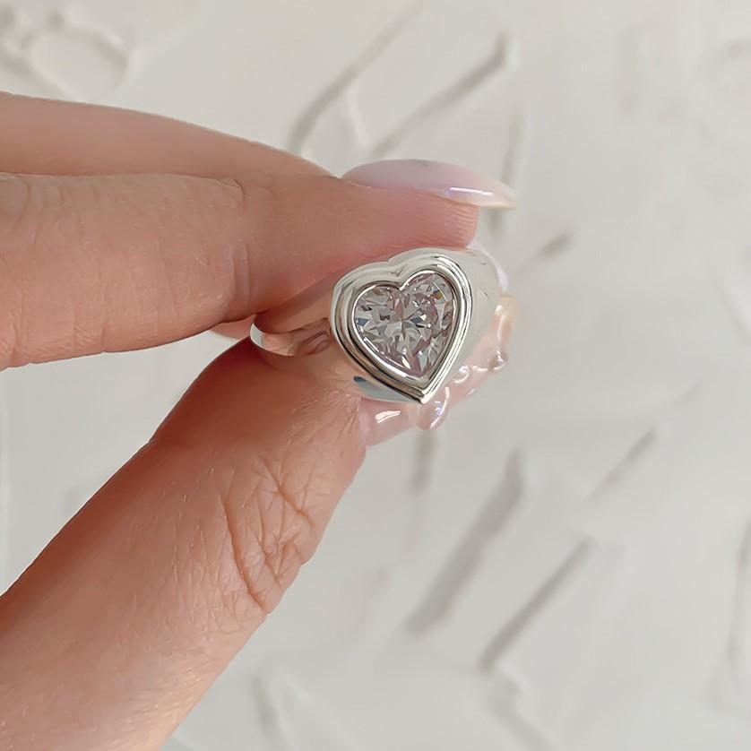 Anello minimalista da donna a forma di cuore in argento sterling 925 con intarsio di zirconi