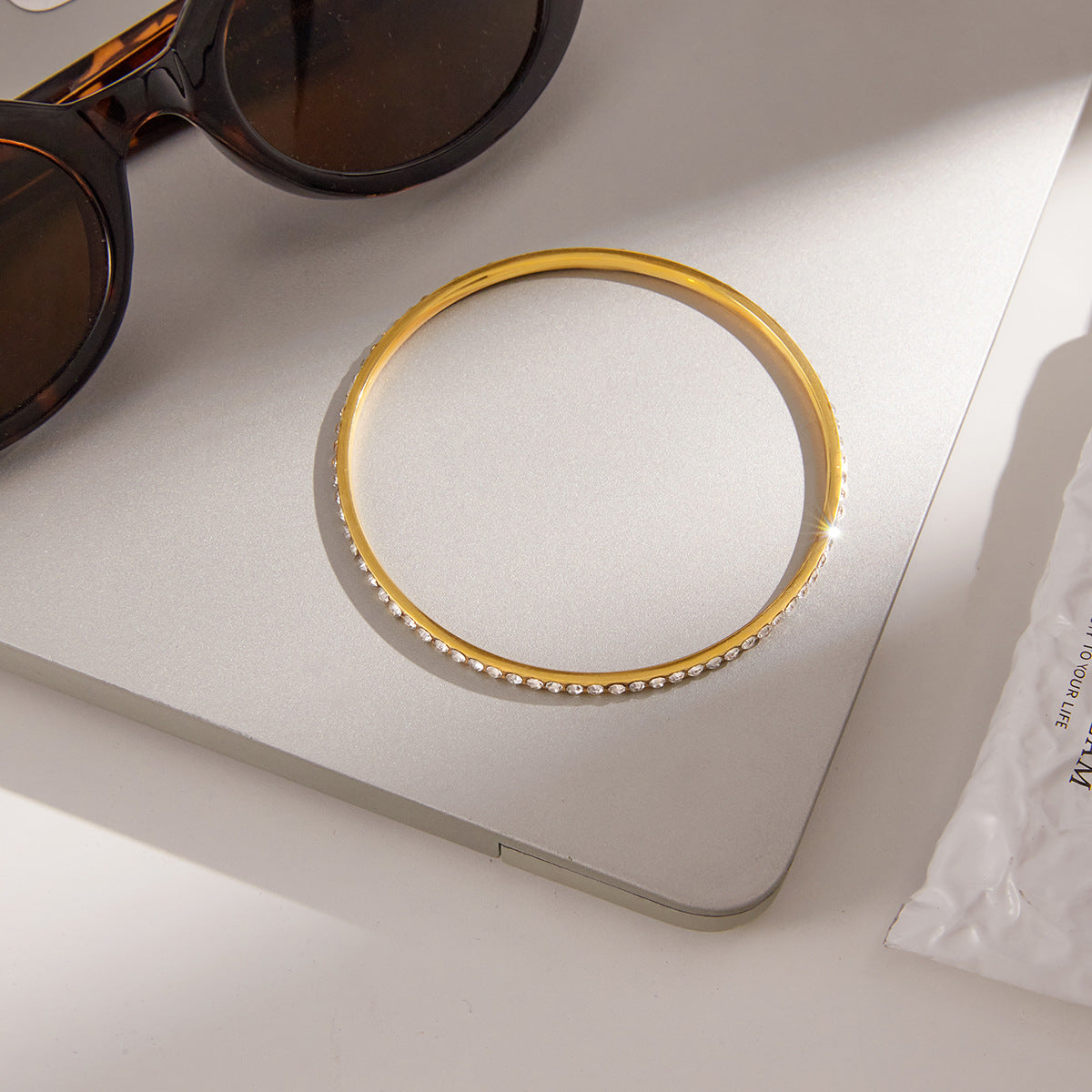 Elegante pulsera geométrica de acero inoxidable para mujer con incrustaciones de pedrería y acabado chapado