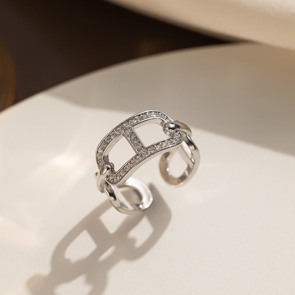 Anillo de nariz minimalista hueco de titanio con forma de nariz de cerdo, incrustaciones de diamantes de imitación y detalles de circonita para mujer