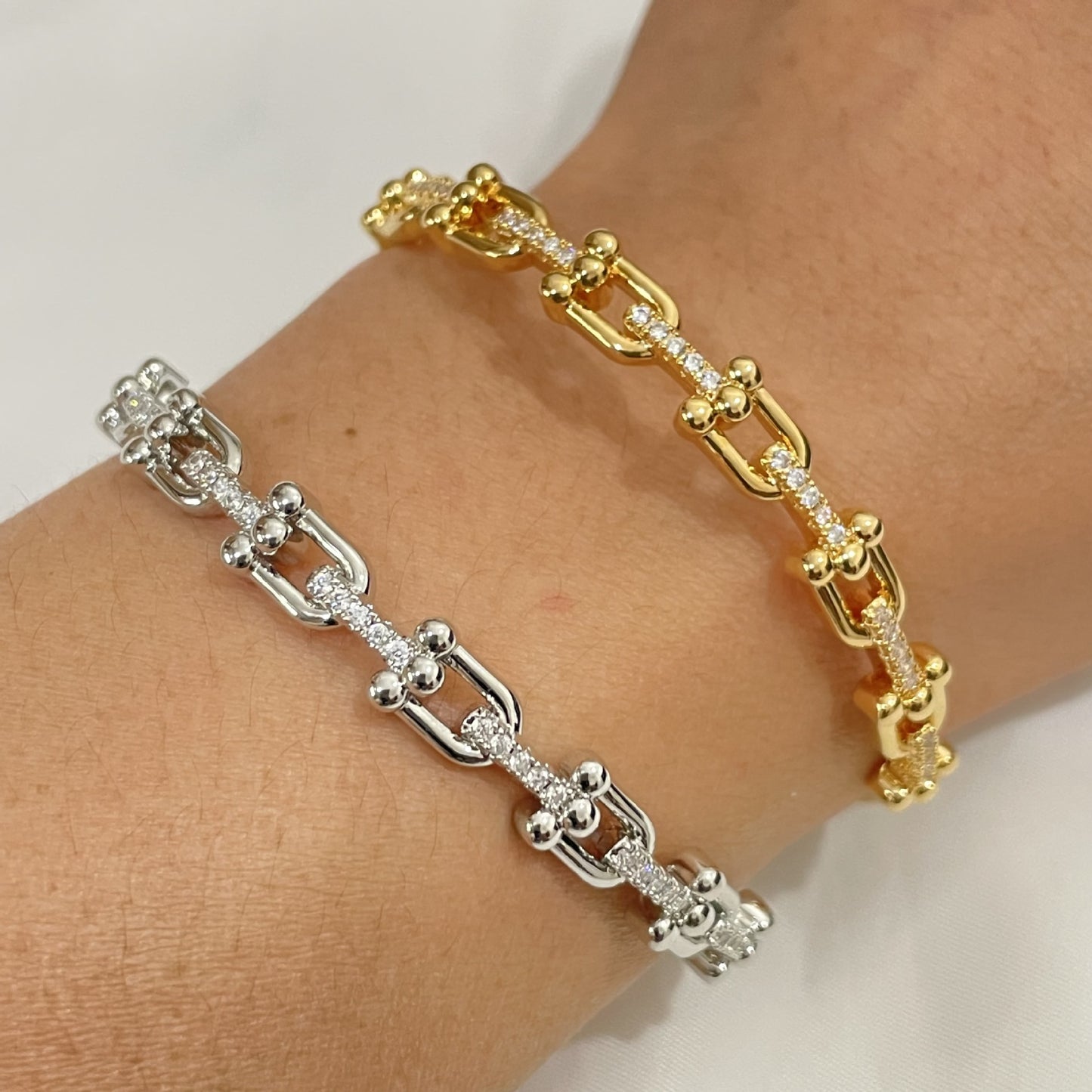 Bracciale a cerchio con fibbia a ferro di cavallo a U geometrica alla moda OL in rame placcato oro 18 carati con zirconi 3A da donna
