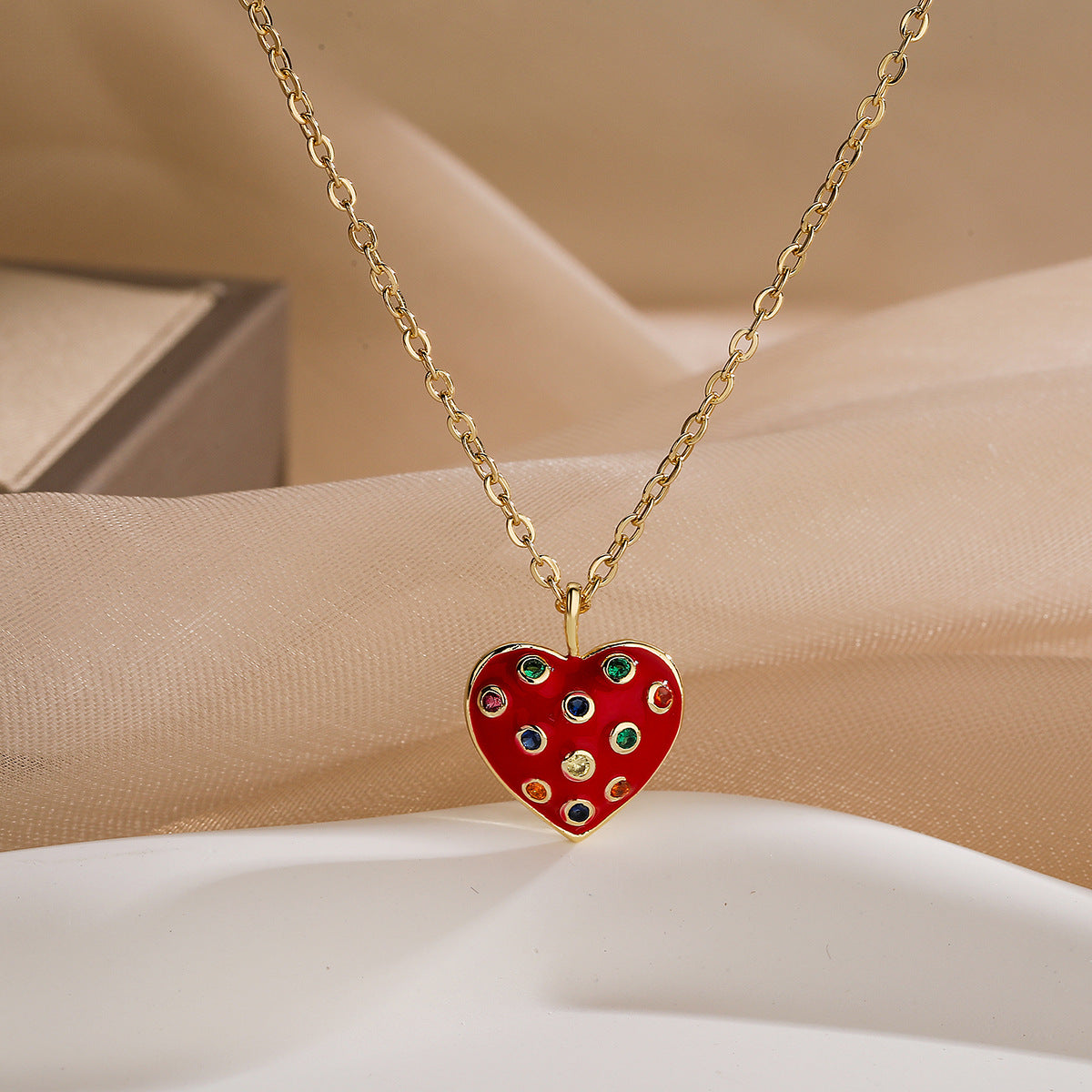 Collana da donna con ciondolo a forma di cuore in rame, stile bohémien, placcato oro e smaltato