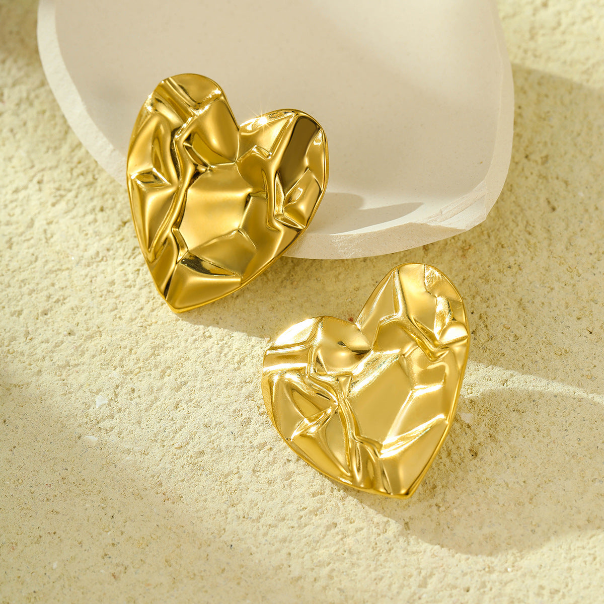 Pendientes de tuerca de acero inoxidable con forma de corazón texturizado estilo vintage con chapado en oro de 18 quilates