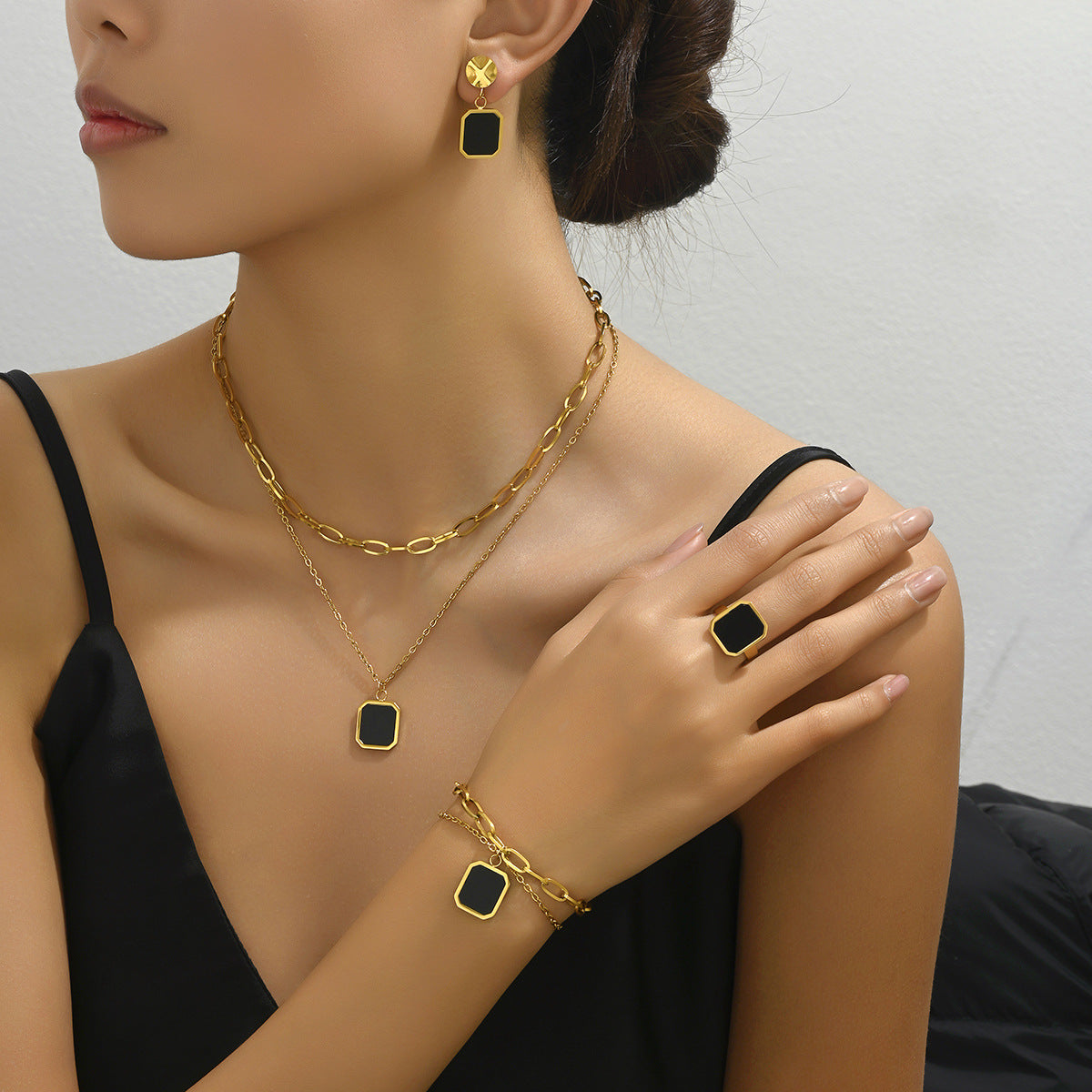 Juego de collar con colgante cuadrado negro de doble capa, geométrico y minimalista, con pendientes y pulsera para mujer