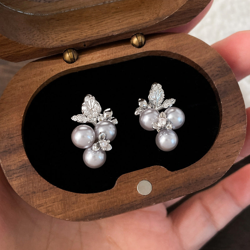 Orecchini a perno eleganti con perle floreali, intarsio di zirconi e acciaio inossidabile da donna