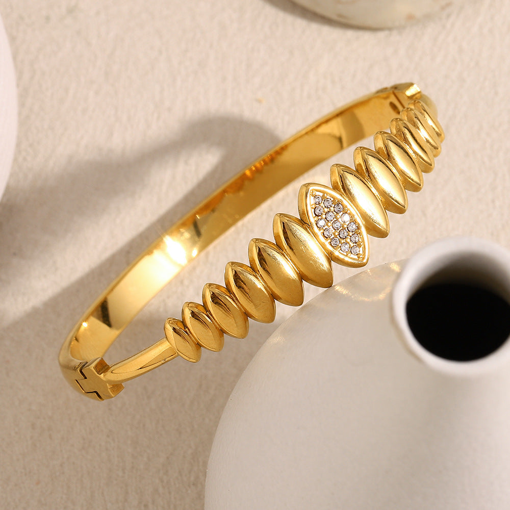Minimalist Stainless Steel Bracelet with 18K Gold Plating, Teardrop-Shaped Links and Toggle Clasp for Women
