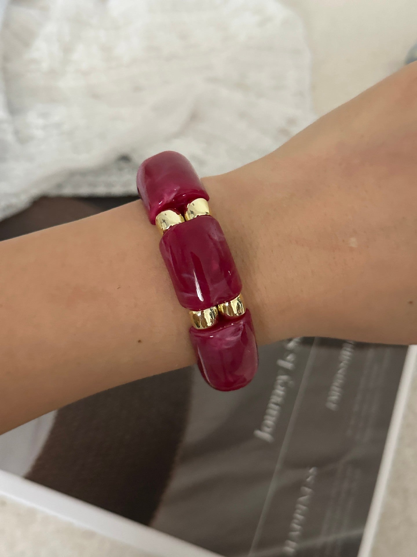 Bracciale elastico in acrilico con figure geometriche colorate