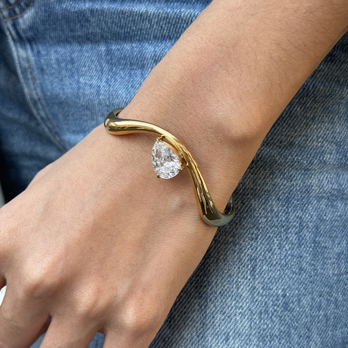 Brazalete Abierto Geométrico de Moda Bañado en Oro de 18K de Acero Inoxidable con Zirconia para Mujer