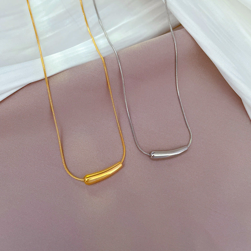 Elegante Collana Pendente da Donna in Acciaio al Titanio con Geometria Viola Melanzana, Placcatura in Oro e Delicata Catena a Clavicola
