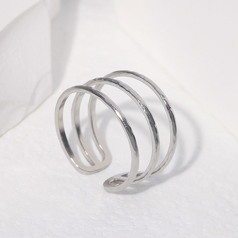 Anello aperto da donna minimalista geometrico in acciaio al titanio con finitura placcata, fascia impilabile in acciaio inossidabile