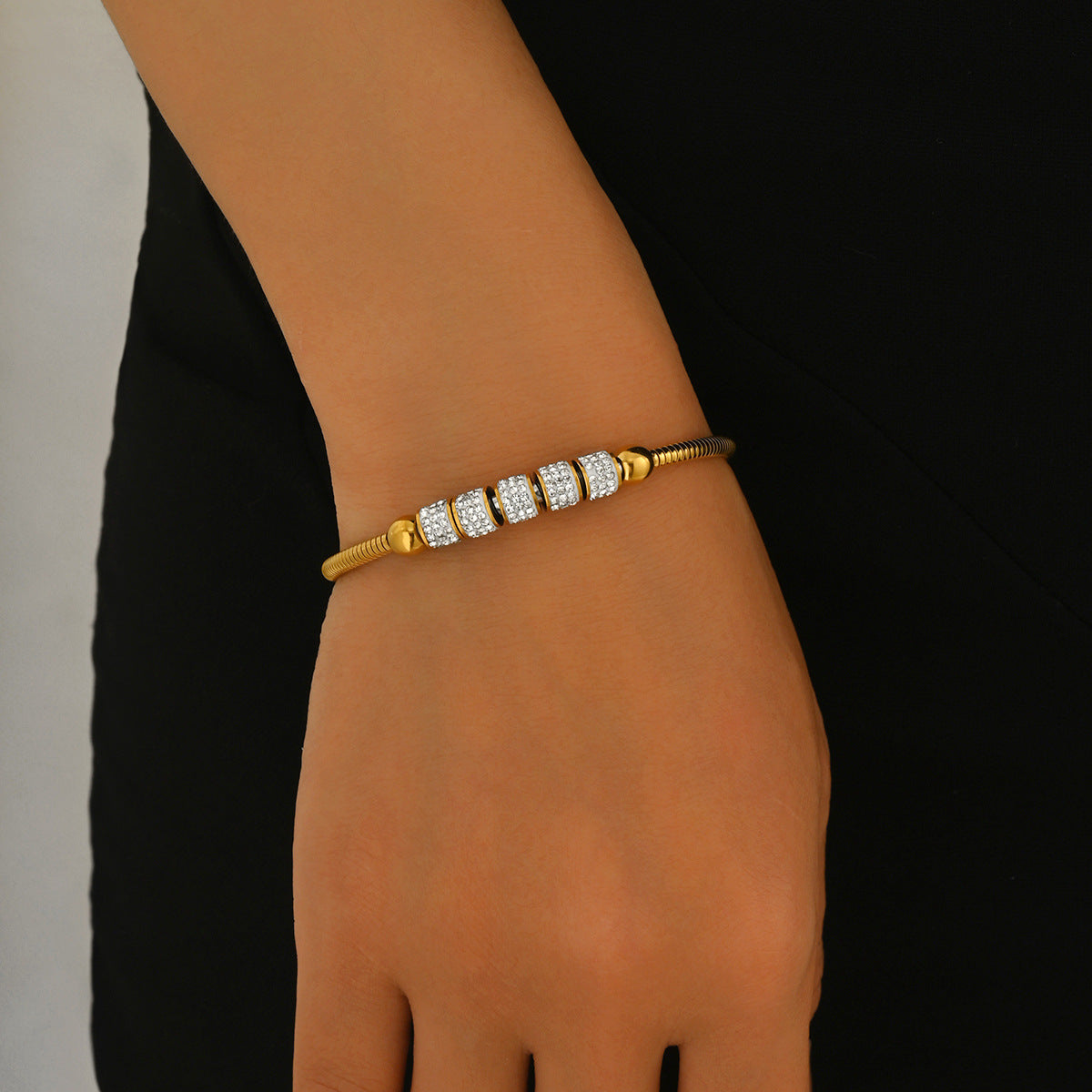 Pulsera magnética geométrica con incrustaciones de diamantes de imitación para mujer, de aleación de zinc con patrones circulares y de anillo