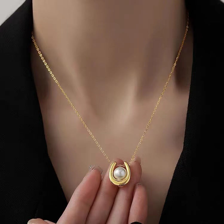 Collana con Ciondolo a U Geometrico Minimalista in Acciaio al Titanio Placcato Oro da Donna