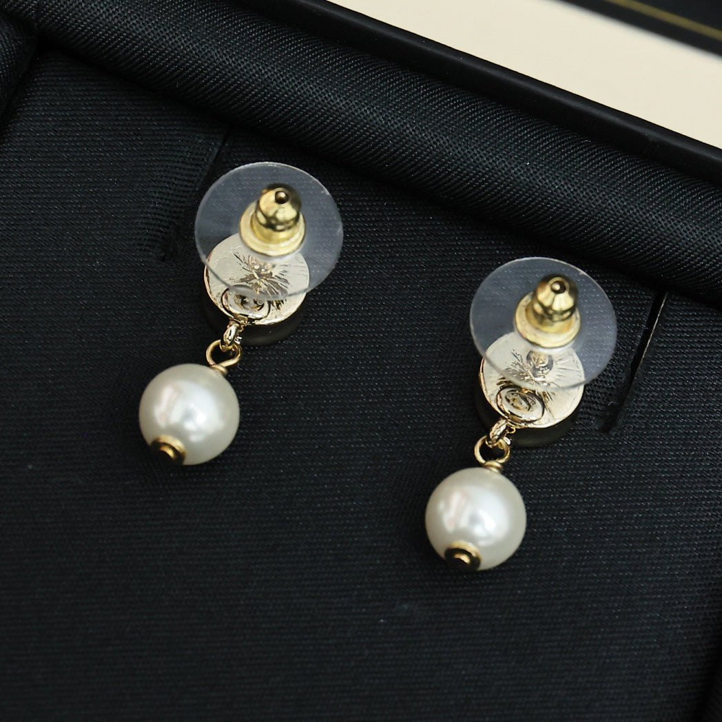 Elegantes pendientes colgantes de perlas redondas con doble C y postes de plata de ley 925 para mujer