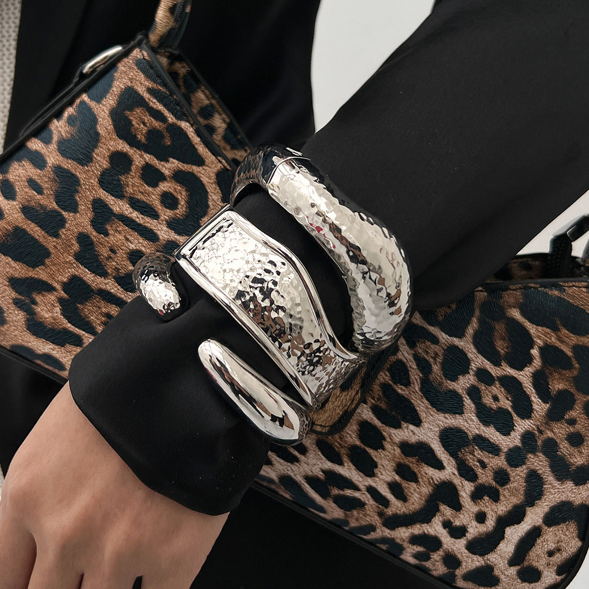 Bracciale da donna in lega martellata irregolare minimalista con chiusura a molla