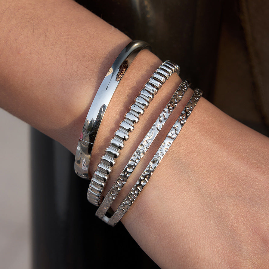 Pulsera abierta minimalista texturizada de acero inoxidable chapado para mujer