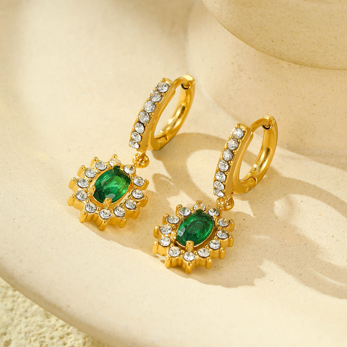 Aretes colgantes de acero inoxidable chapado en oro de 18 quilates con diseño minimalista en forma de girasol, incrustaciones de circonia y acento de esmeralda