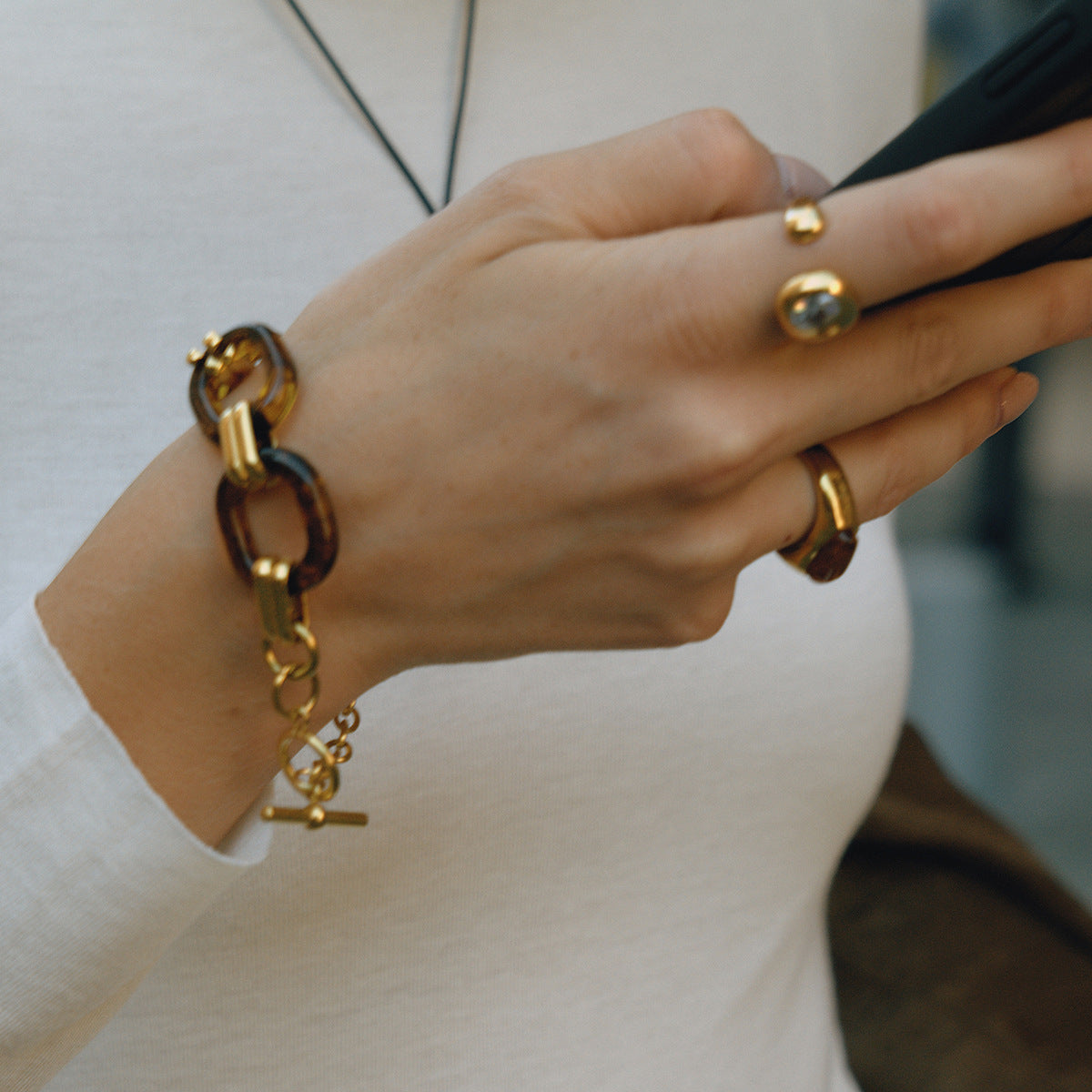 Pulsera minimalista geométrica de resina ámbar con cierre OT en acero de titanio con baño para mujer
