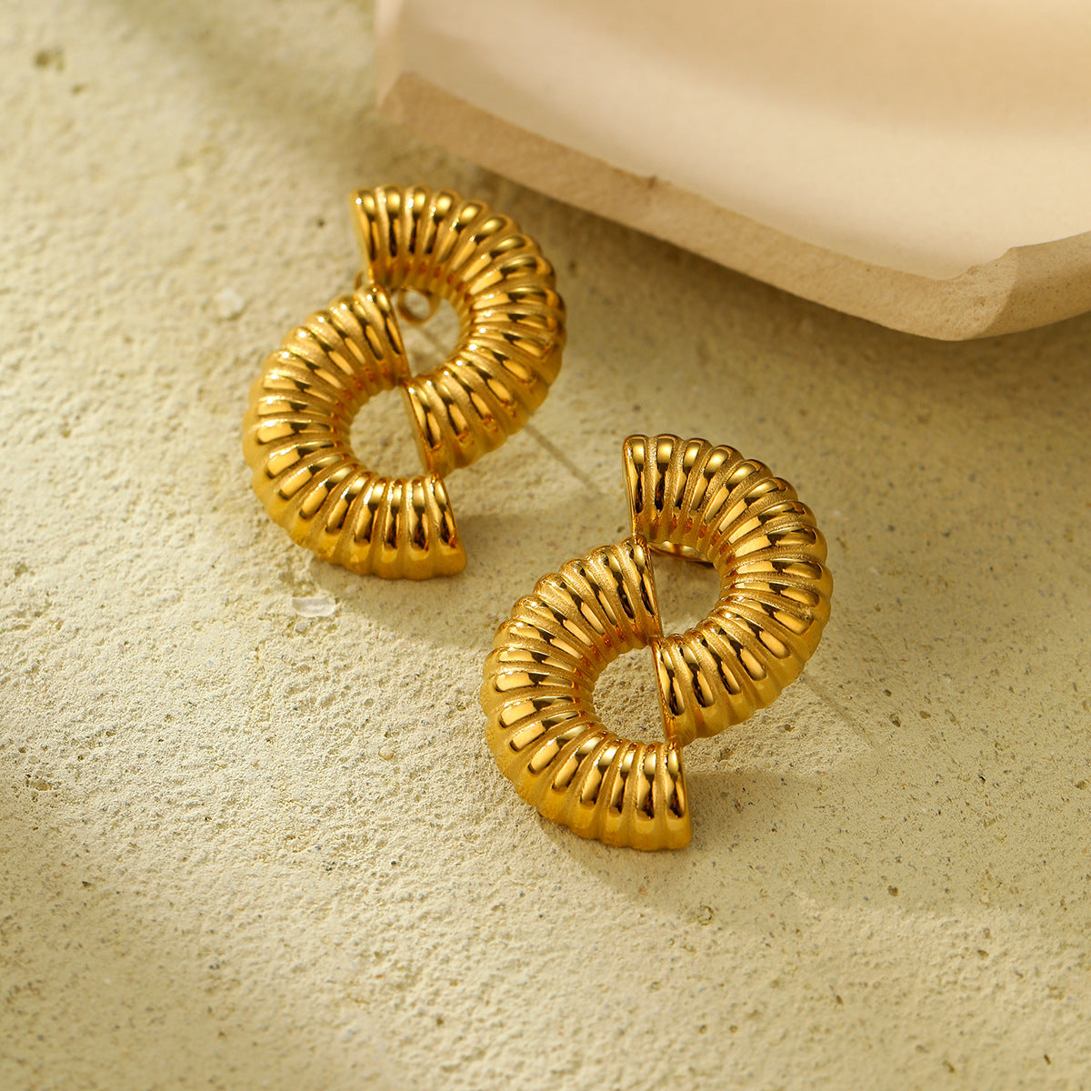 Pendientes geométricos de acero titanio con forma de U huecos de moda para mujer con acabado chapado