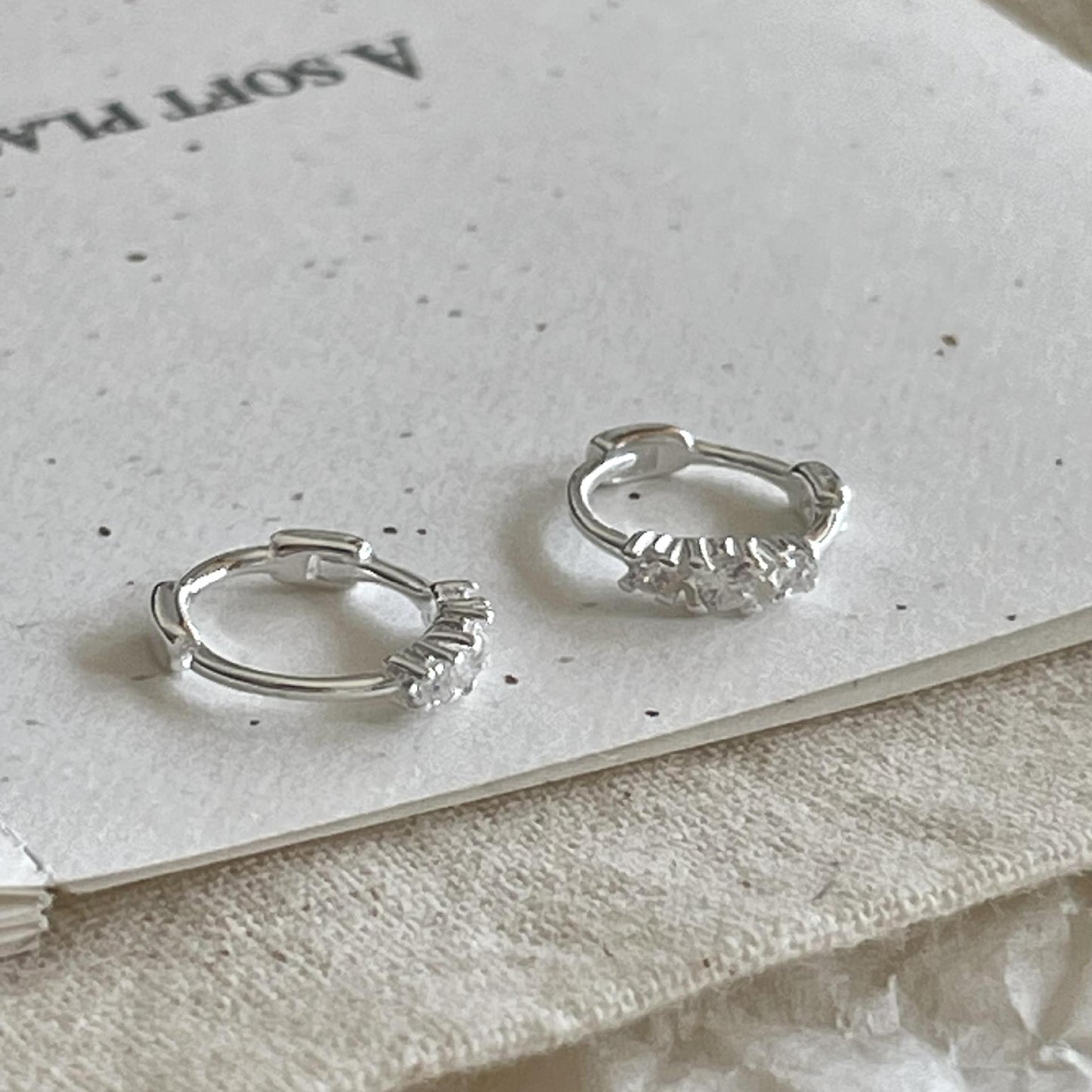Pendientes de botón minimalistas con forma de corazón de plata de ley 925 con circonitas pavé, hipoalergénicos