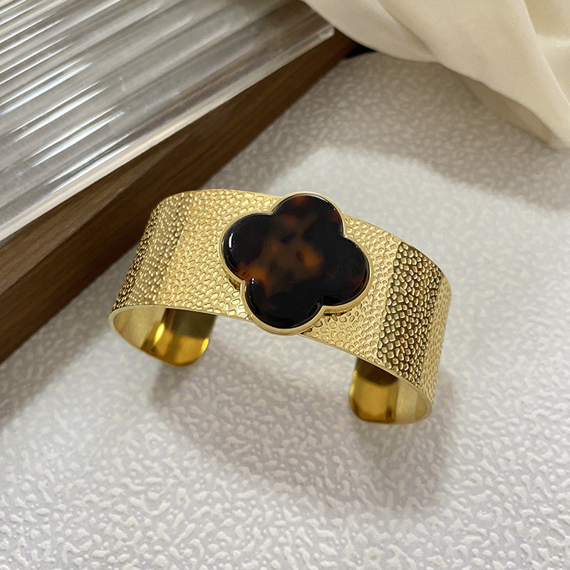 Sweet Gold Plated Stainless Steel Heart Geometric Necklace for Unisex